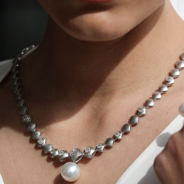 necklace with a pearl in a woman neck